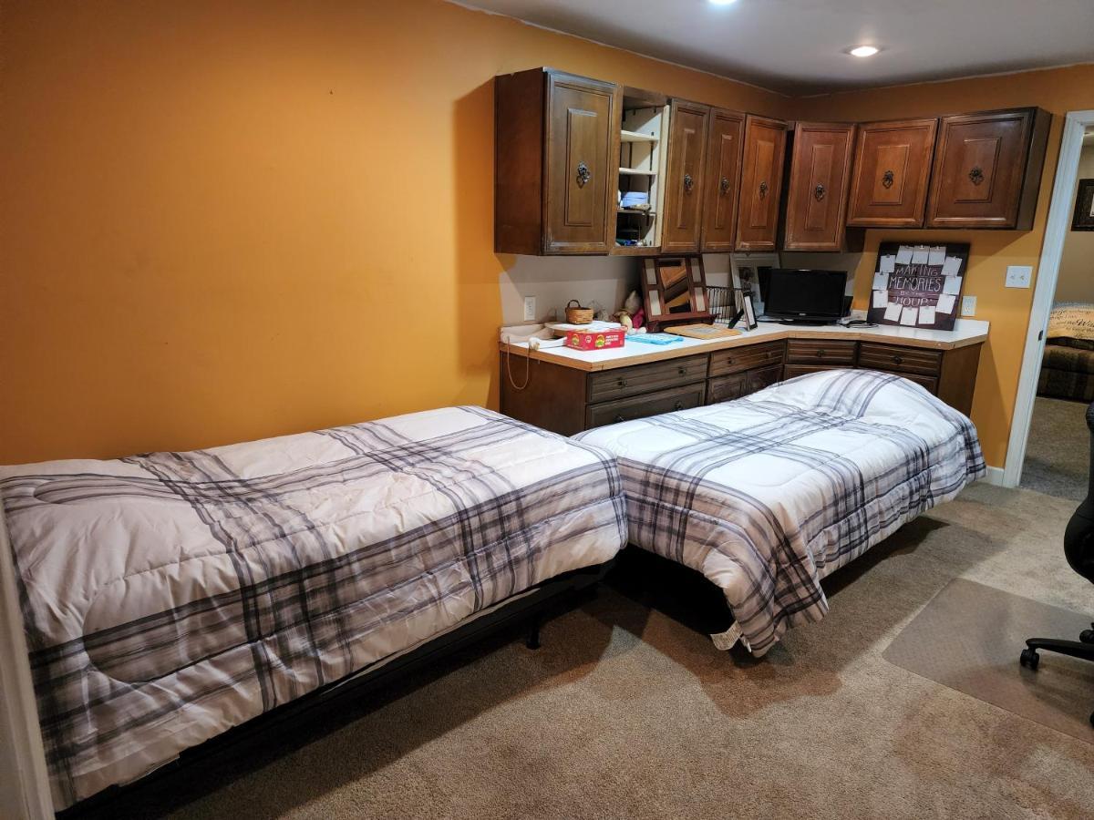 Lovely 3- Bedroom Apartment With Street Parking. Goshen Exterior photo
