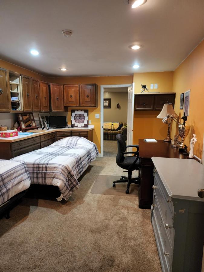 Lovely 3- Bedroom Apartment With Street Parking. Goshen Exterior photo