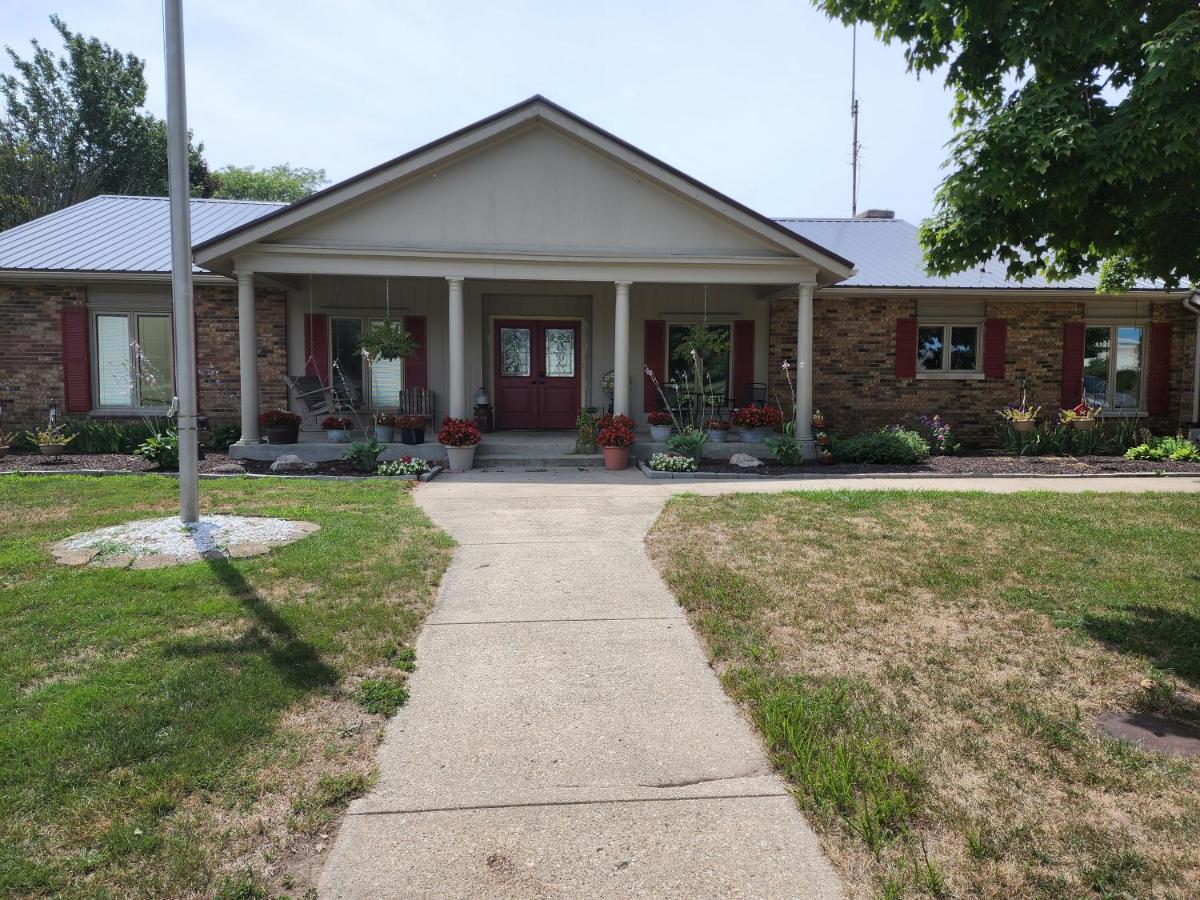 Lovely 3- Bedroom Apartment With Street Parking. Goshen Exterior photo